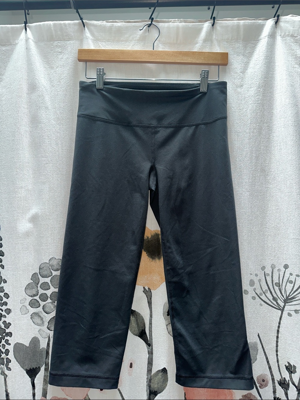 Under Armour Dark Gray Capri Athletic Leggings